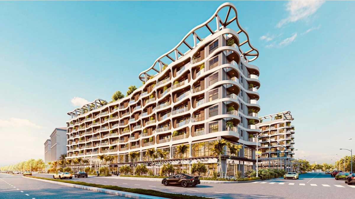 Hình ảnh khách sạn The Fullton với kiến trúc hiện đại, các tầng lầu uốn lượn độc đáo, không gian cây xanh bao quanh, và đường phố sầm uất bên dưới dưới ánh nắng nhẹ.