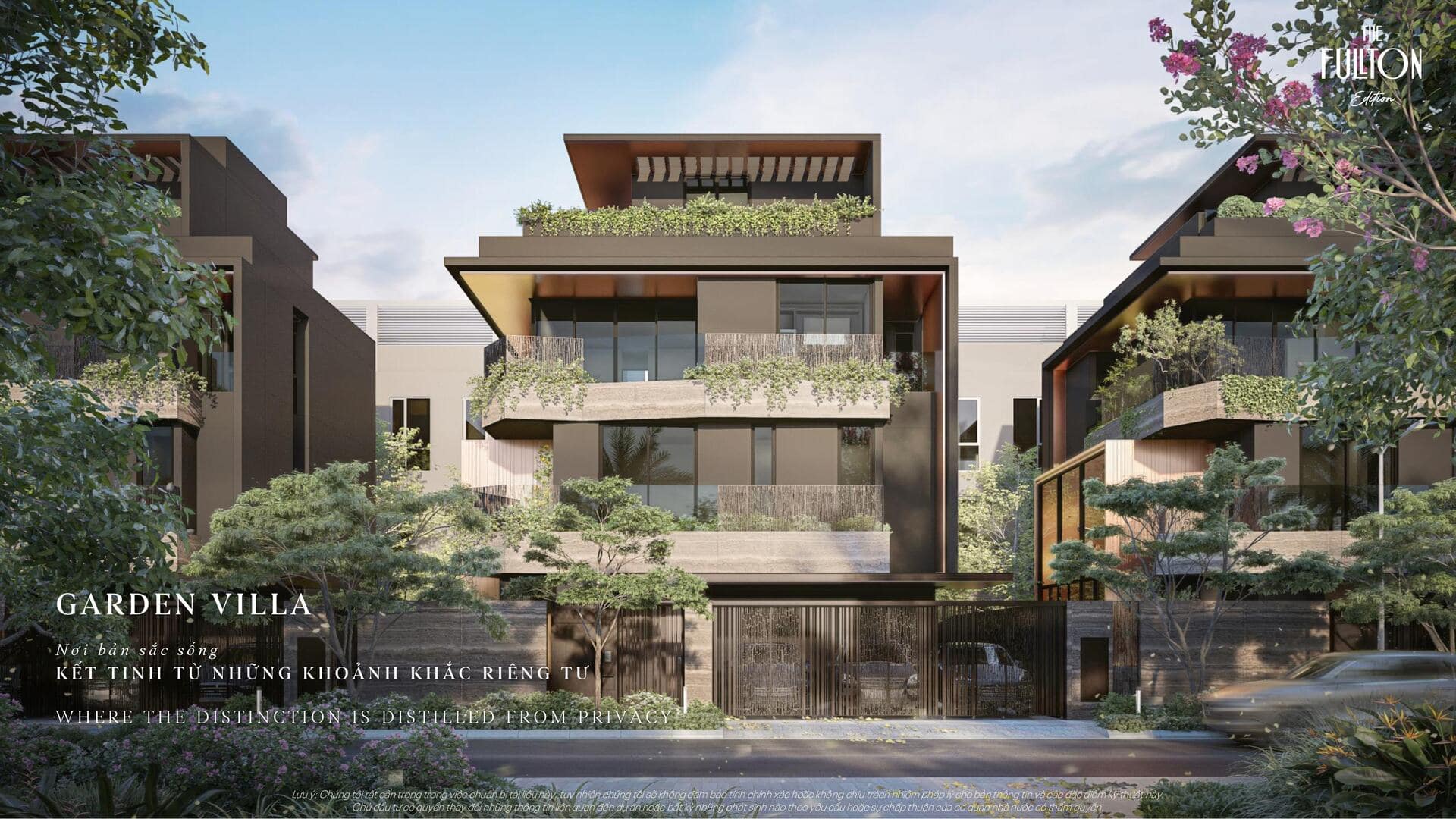 The Fullton 12 Hình ảnh mặt trước căn Garden Villa dự án The Fullton, thiết kế hiện đại với nhiều ban công trồng cây xanh, mái nhà vườn rộng rãi; xung quanh là cây cối, tạo cảm giác biệt lập và gần gũi thiên nhiên, đường nội khu yên tĩnh.